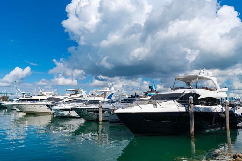 Jachta v prístave na mori.