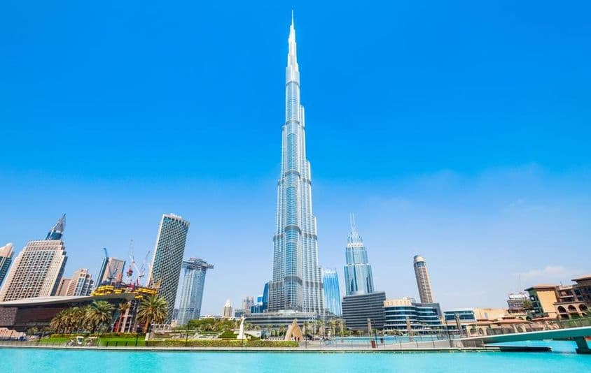 Burj Khalifa počas očarujúcej modrej hodiny.