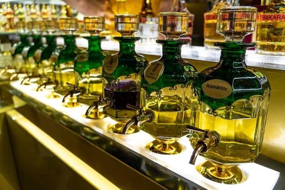 Detailné zobrazenie fliaš esenciálnych olejov používaných v parfumérii v Souk Madinat Jumeirah.