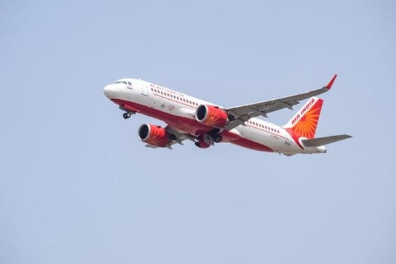 Air India Airbus A320 vzlietajúci z medzinárodného letiska Indira Gandhi v Dillí.