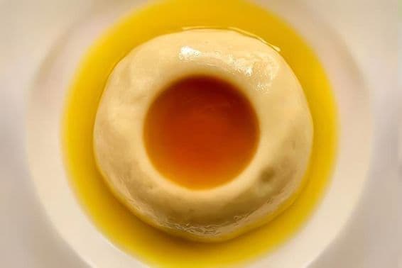 Aseeda, známe sladké jedlo, tradične pripravované pri stretnutiach, najmä pri oslavách pôrodu alebo rodinných udalostiach počas sviatkov.