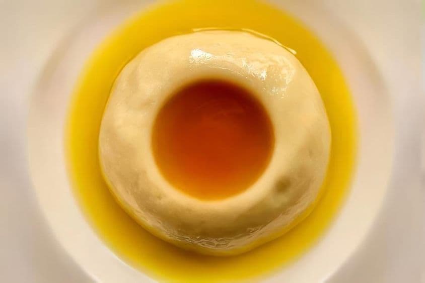 Aseeda, známe sladké jedlo, tradične pripravované pri stretnutiach, najmä pri oslavách pôrodu alebo rodinných udalostiach počas sviatkov.