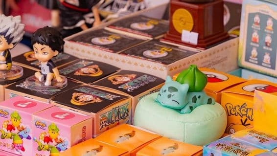 Kolekcia tovaru z anime a hier vrátane Pokémon Bulbasaur, postavy z Haikyuu a figúry Kirby.