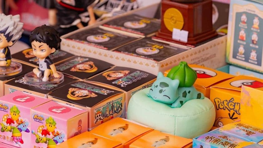 Kolekcia tovaru z anime a hier vrátane Pokémon Bulbasaur, postavy z Haikyuu a figúry Kirby.