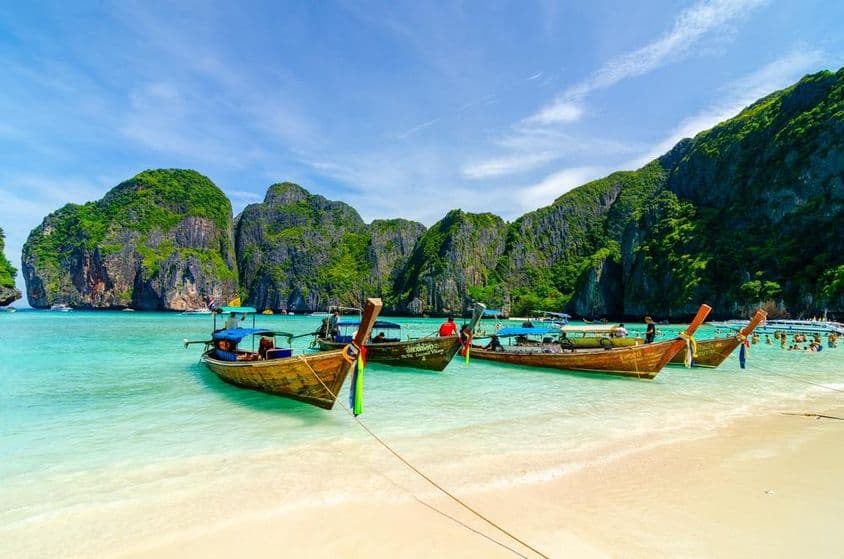 Pohľad na tropickú pláž v Maya Bay blízko Phuketu, Thajsko.