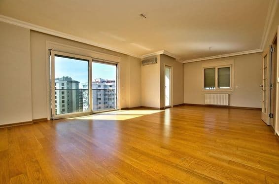 Prázdna miestnosť v luxusnom dome v Dubaji.