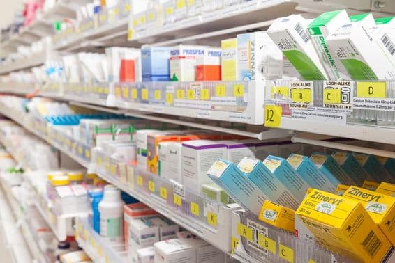 Regály lekárne s rôznymi produktmi.