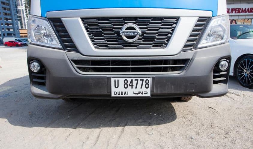 Auto s dubajskou poznávacou značkou.