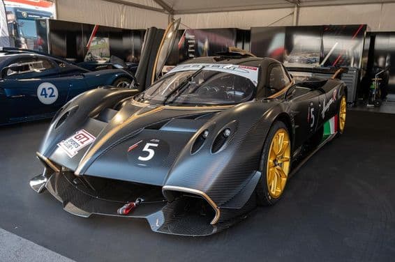 Ohromujúci pohľad zpredu Pagani Huayra R GT1 s textúrou uhlíkových vlákien.