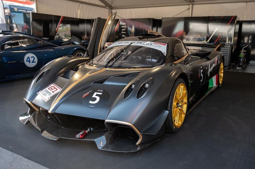 Ohromujúci pohľad zpredu Pagani Huayra R GT1 s textúrou uhlíkových vlákien.