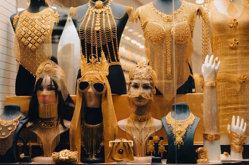 Zlaté šperky na Trhu so zlatom v Deire, Dubaj.