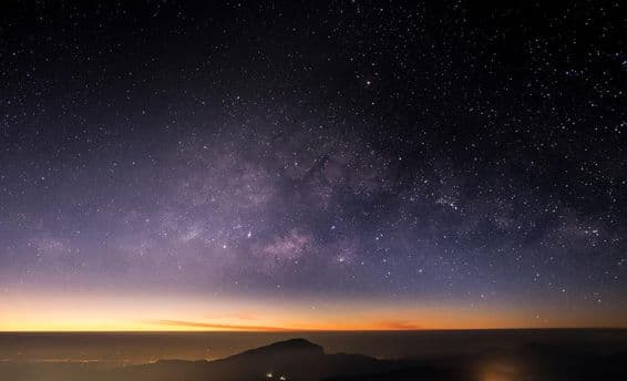 Vysoké hory, noc, Mliečna cesta a hviezdy na nočnej oblohe sú nádherné.