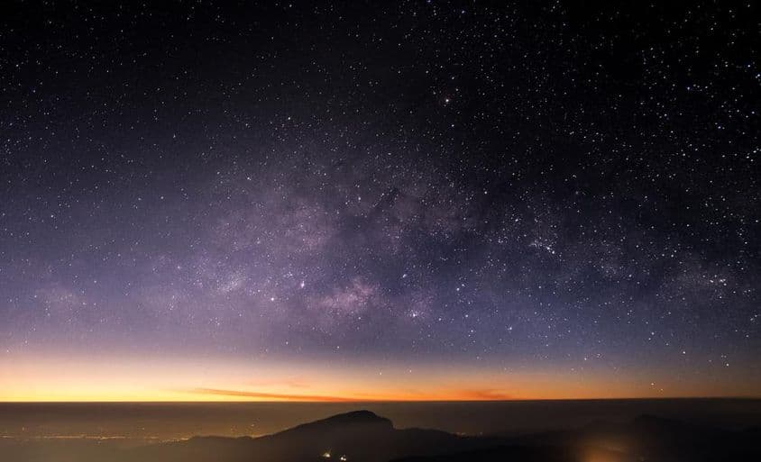 Vysoké hory, noc, Mliečna cesta a hviezdy na nočnej oblohe sú nádherné.