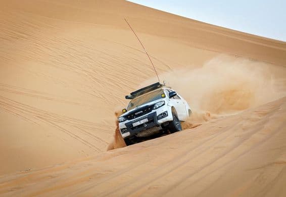 Preteky vozidiel 4x4 na dune.