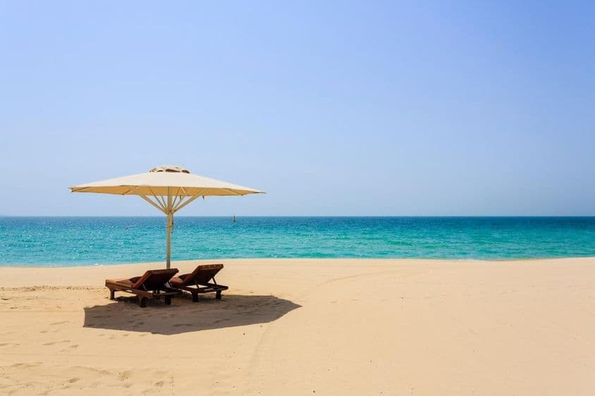 Lehátka na piesočnatej pláži Jumeirah, Dubaj.