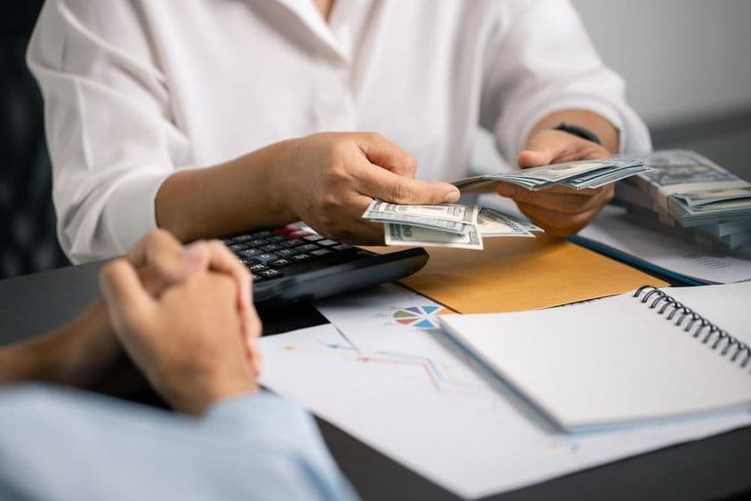 Osoba rozumne riadiaca financie, šetriaca peniaze z ich platy, zabezpečujúca stabilný príjem pre budúce platby a investície do podnikania.