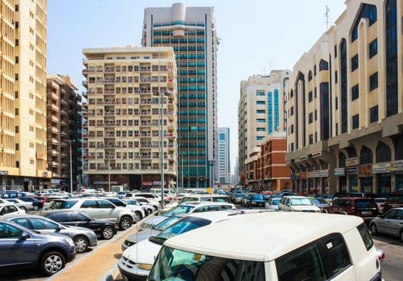 Pohľad na panorámu Abu Dhabi a zaparkované autá v Abu Dhabi.