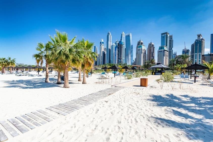 Dubajská pláž Jumeirah v pozadí s mrakodrapmi v Dubaji.