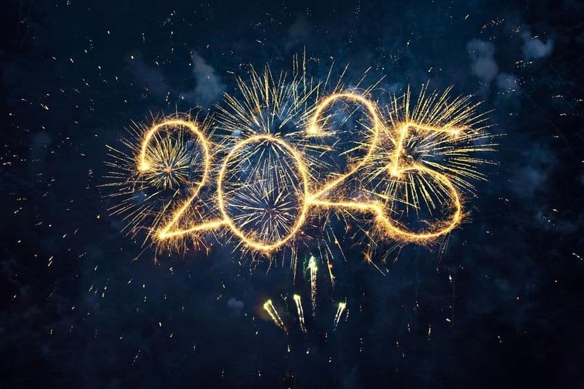 Šťastný nový rok 2025, zlaté ohňostroje a trblietavé čísla, 2025 proti nočnej modrej oblohe.