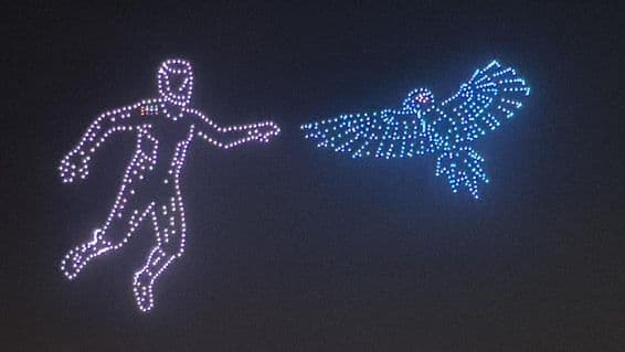 Dronová show na Bluewaters Island, Dubaj, Spojené arabské emiráty.