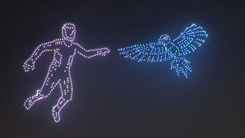 Dronová show na Bluewaters Island, Dubaj, Spojené arabské emiráty.