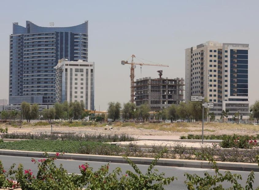 Obytné budovy v Dubaj Land Residence komplexe.