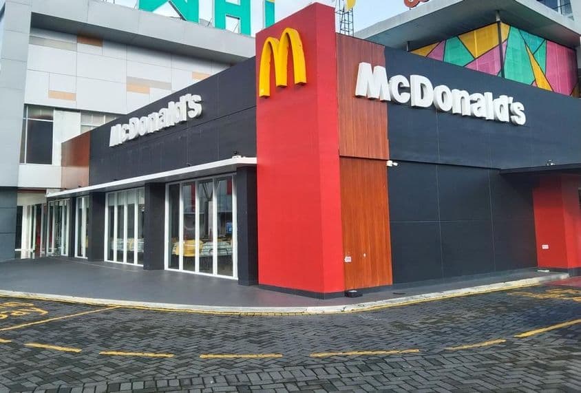 Reštaurácia McDonald's na malej ulici.