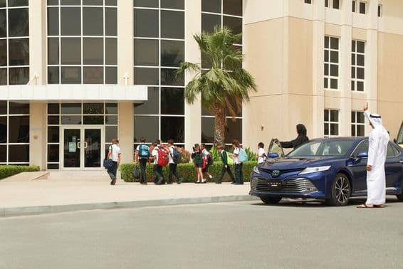 Arabský pár vezúci svoje deti do školy.