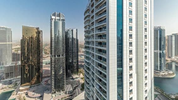 Letecký pohľad na vysoké rezidenčné budovy v oblasti JLT, viacúčelová oblasť Dubai multi commodities center.