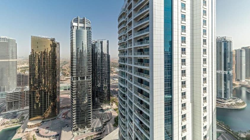 Letecký pohľad na vysoké rezidenčné budovy v oblasti JLT, viacúčelová oblasť Dubai multi commodities center.