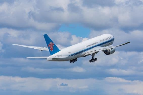 Nákladné Boeing 777-F lietadlo China Southern Airlines vzlietava z letiska.