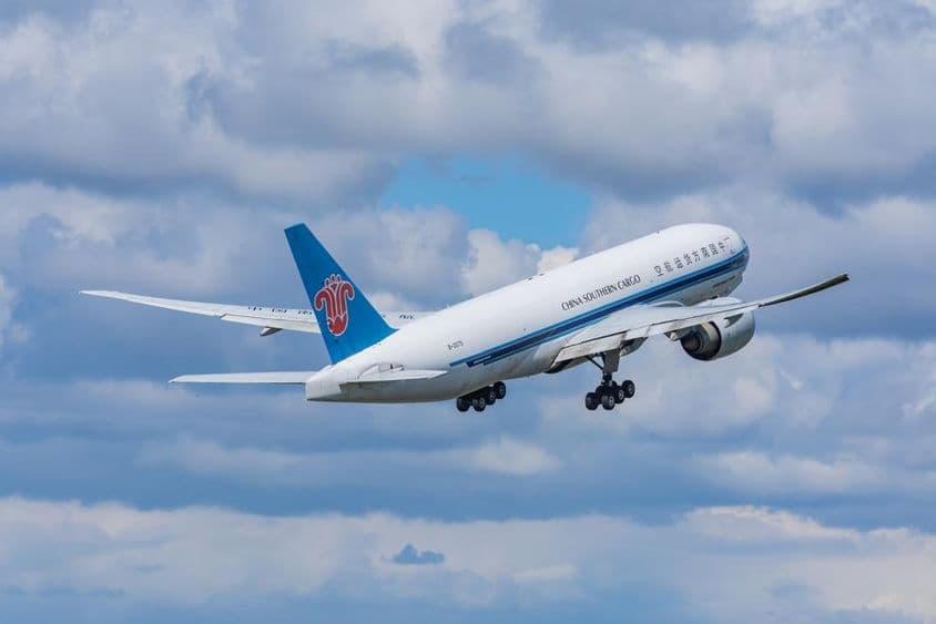 Nákladné Boeing 777-F lietadlo China Southern Airlines vzlietava z letiska.