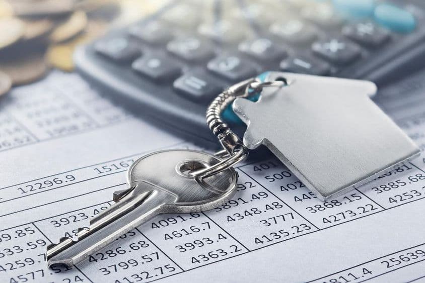 Nehnuteľnosť, prívesok na kľúče so symbolom domu.