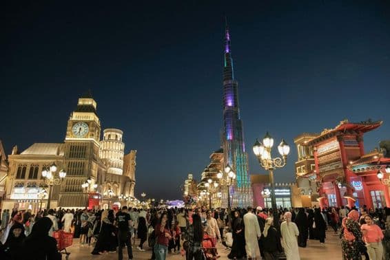 V rámci dubajského shopping festivalu láka Global Village turistov na návštevu pavilónov rôznych krajín pod jednou strechou.