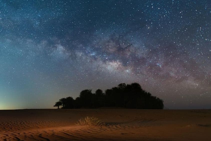 Nočné hviezdy plnia mliečnu oblohu nad púšťou Oasis.