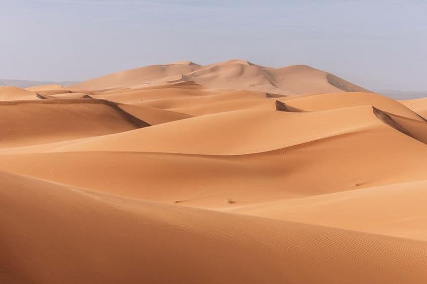 Vzdychajúce duny, zlatý západ slnka nad pokojným, tichým krajom.