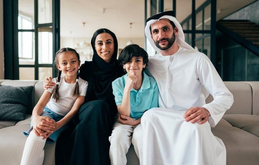 Tradičná arabská rodina z Dubaja trávi čas spolu doma.