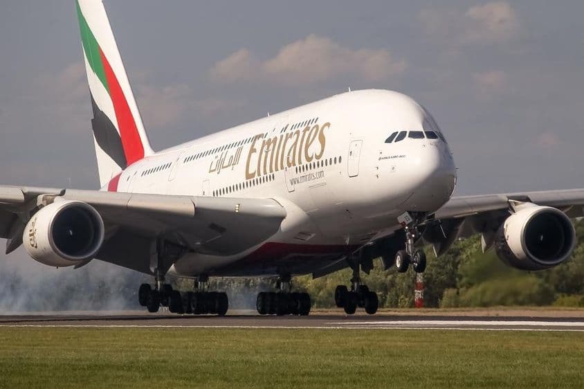 Airbus A380 Emirates počas pristátia.