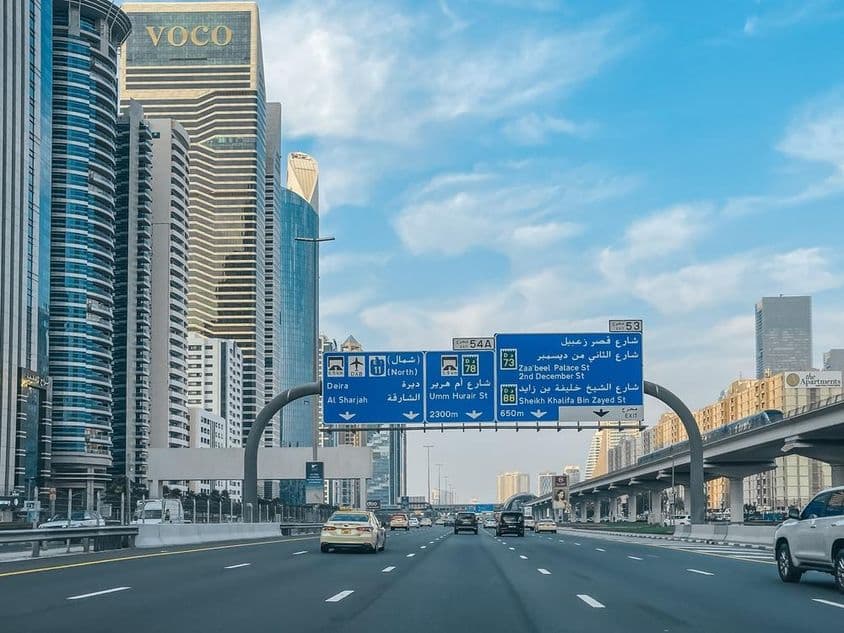 Ikonické pamiatky Dubaja a Sheikh Zayed Road v zime.