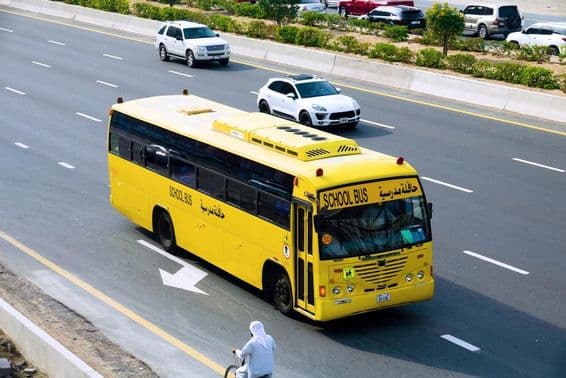 Školský autobus v Dubaji na diaľnici.