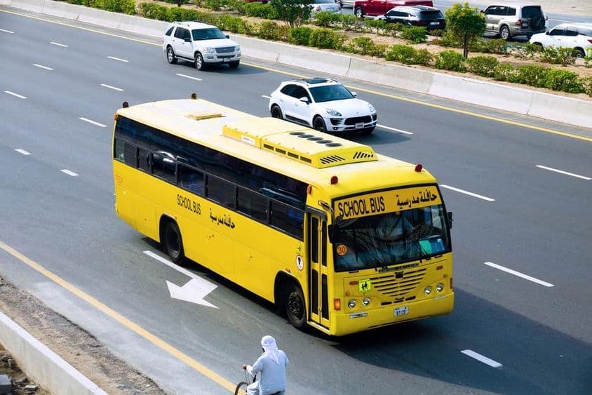 Školský autobus v Dubaji na diaľnici.