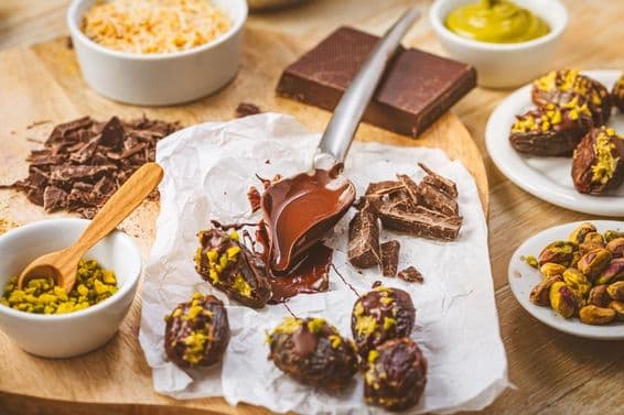 Lahodný dezert, datľové pusinky plnené pistáciovým mousse, populárna dubajská čokoládová alternatíva.