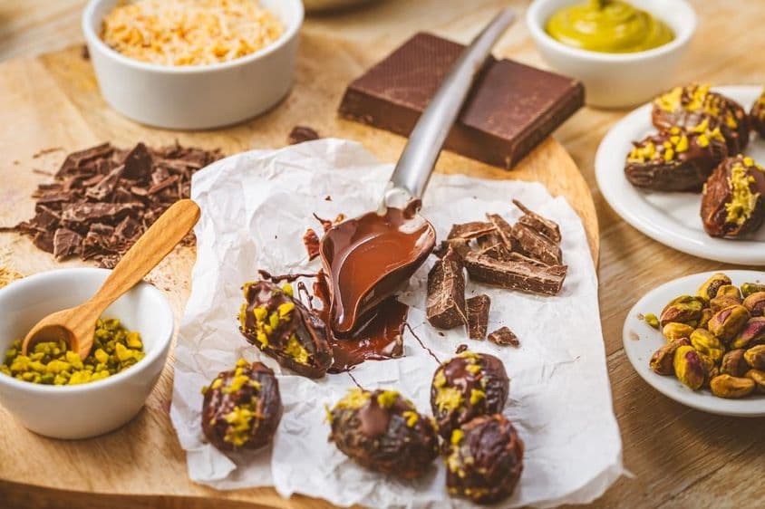 Lahodný dezert, datľové pusinky plnené pistáciovým mousse, populárna dubajská čokoládová alternatíva.