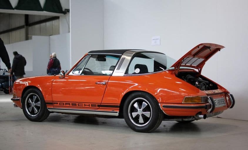 Klasické Porsche 911 v oranžovej farbe.