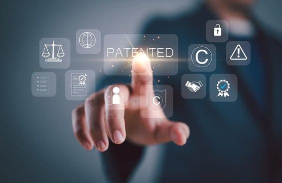 Dotyková obrazovka s ikonami symbolizujúcimi autorské práva a patentované duševné vlastníctvo.