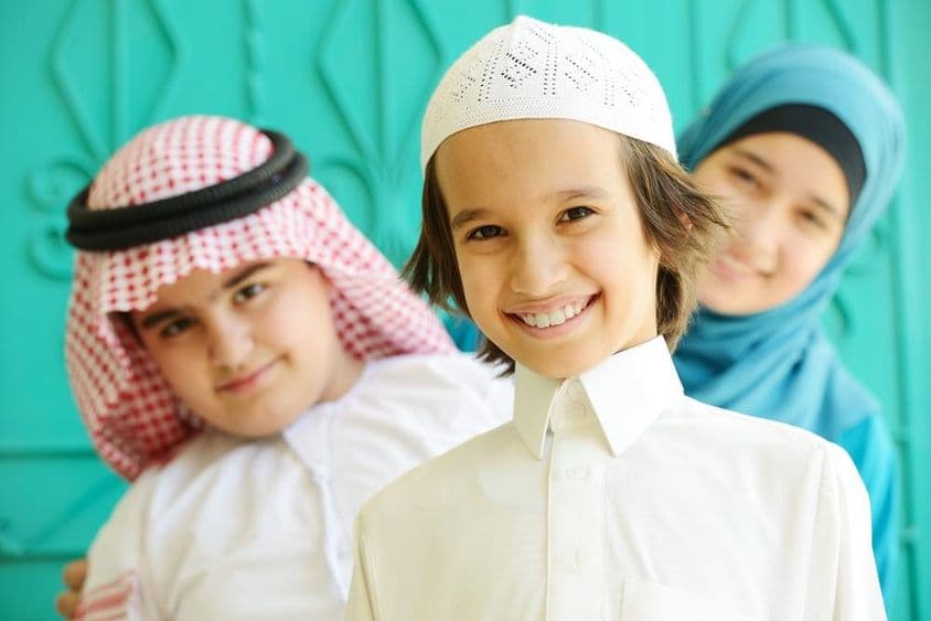 Arabskí školáci a školáčky.