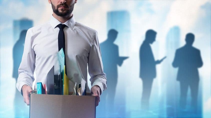 Siluety mužov začínajúcich prácu.