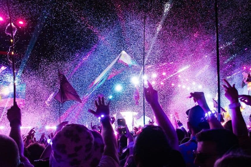 Coldplay v Abu Dhabi, fanúšikovia pred pódiom.