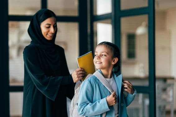 Tradičná arabská rodina z Dubaja, mladé dievča smerujúce do školy ráno.