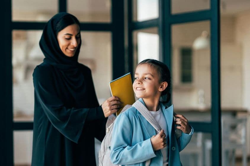 Tradičná arabská rodina z Dubaja, mladé dievča smerujúce do školy ráno.